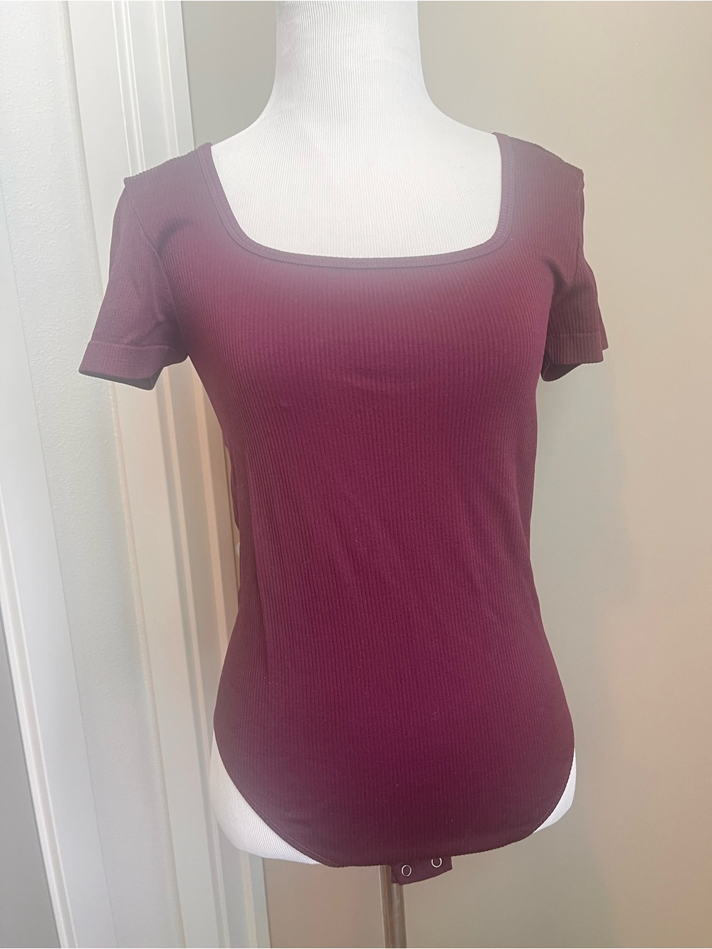 SO Ribbed Square Neck Short Sleeve Bodysuit - Burgundy